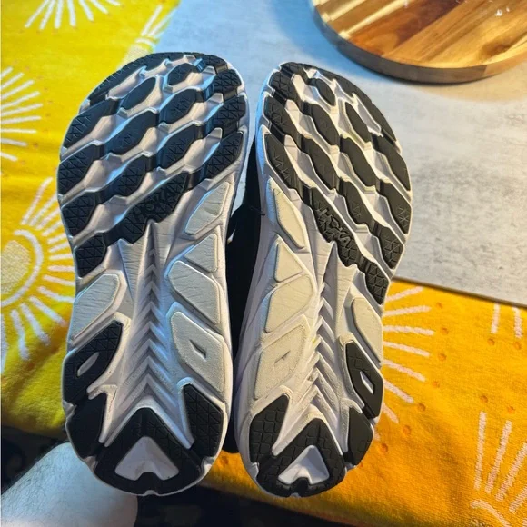 Hoka Clifton 8 wide 9 D Black and white Running Shoes - Picture 5 of 7